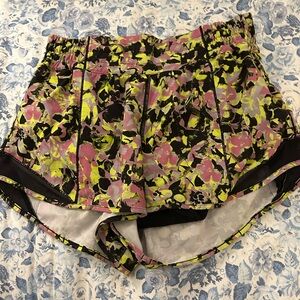 Lululemon size 6 high rise Hotty Hot 2.5 length shorts multi colored